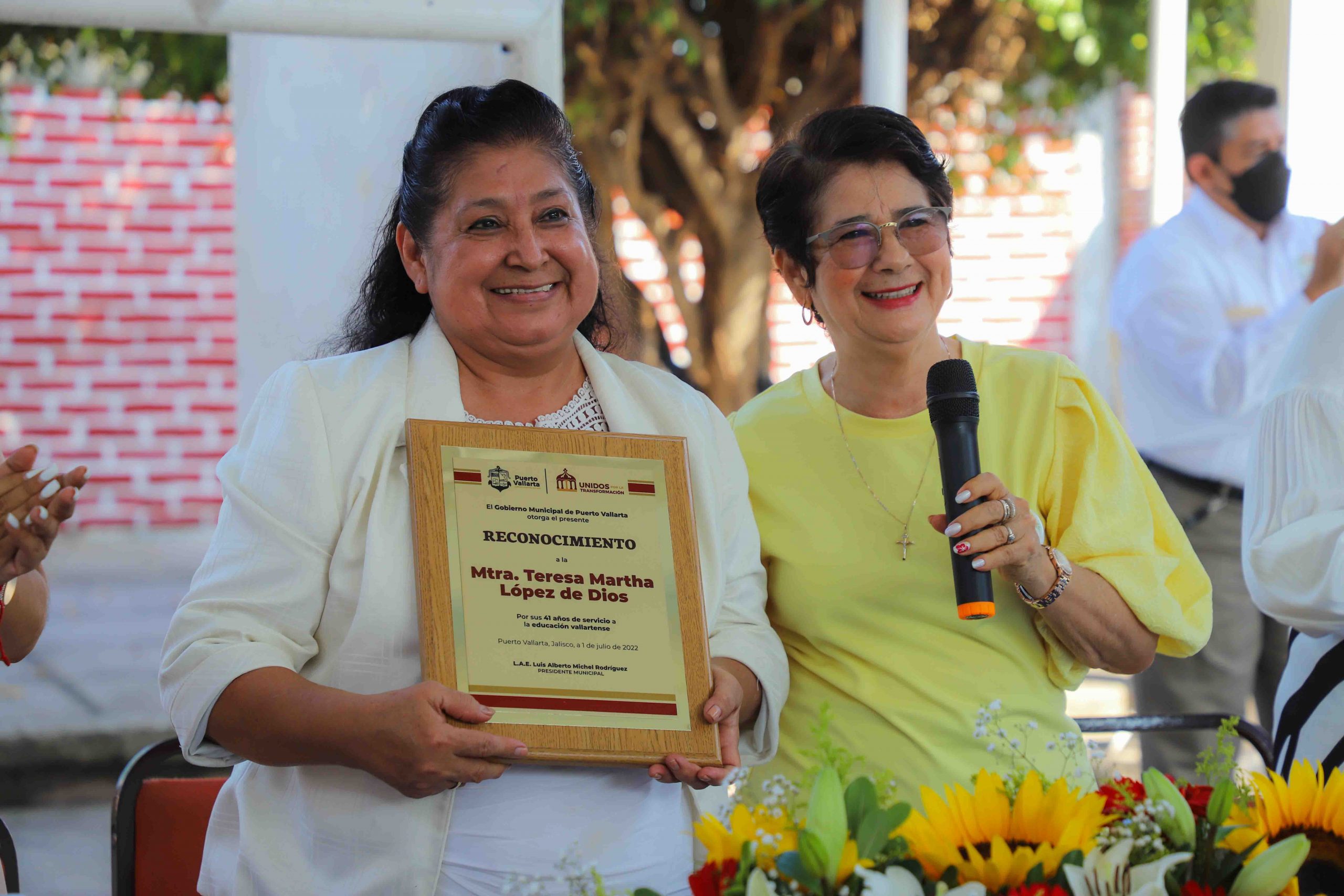Reconocen a la Mtra. Martha López por su labor docente – DIF Puerto Vallarta
